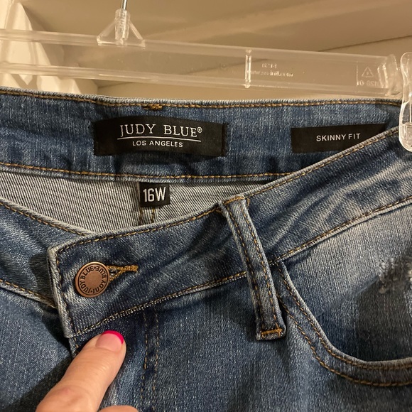 Judy Blue Jeans Skinny fit distressed with pineapple material. Never worn - Picture 3 of 4